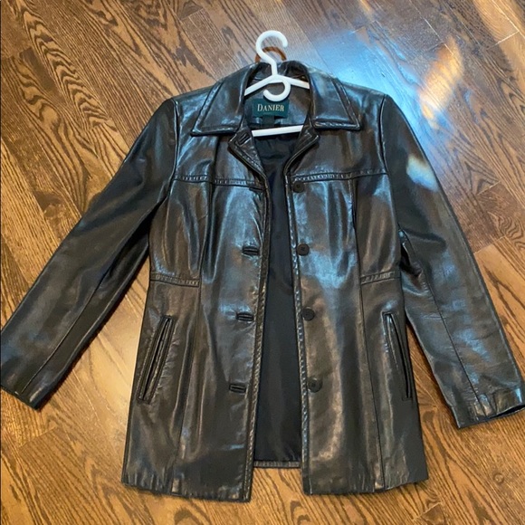 Danier Black Leather Coat. PRICE IS NEGOTIABLE - Picture 5 of 5